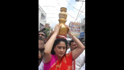 లాల్ దర్వాజ కాడ బోనమెత్తిన విజయశాంతి (ఫొటోలు)