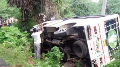 வேன் கவிழ்ந்து சிறுமி பலி; உடன் பயணித்த 17 பேர் பலத்த காயம்; குடும்பத்தோடு சாமி கும்பிட சென்றபோது சோகம்...