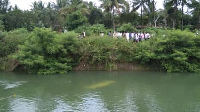 ನಾಲೆಗೆ ಉರುಳಿದ ವ್ಯಾನ್ : ನಾಲ್ವರ ಸಾವು