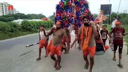 कलियुग के श्रवण कुमार मां-बाप को पालकी में बिठाकर हरिद्वार से करा लाए गंगा स्नान