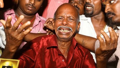 எழுந்து வா தலைவா...அறிவாலயம் போகலாம் வா....இருள் சூழ்ந்த போதிலும் இமை மூடாத தொண்டர்களின் முழக்கம்!