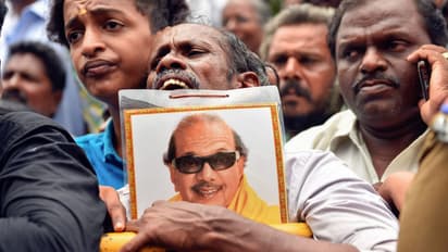 చెన్నై: డీఎంకే అధినేత కరుణానిధి చికిత్స పొందుతున్న కావేరి ఆస్పత్రి వద్ద పార్టీ శ్రేణుల ఆవేదన ఫోటోలు