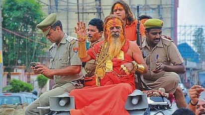 ഗോൾഡൻ ബാബ ഗാസിയാബാദിലെത്തി; കൂടെ 20 കിലോ സ്വർണ്ണം, 21 കാറുകളും അകമ്പടിയും