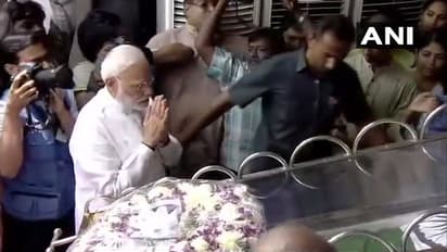 प्रधानमंत्री ने दी दिवंगत डीएमके नेता करुणानिधि को श्रद्धांजलि, विशेष विमान से पहुंचे चेन्नई
