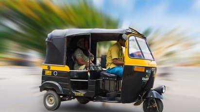 ఆటోడ్రైవర్ అతివేగం.. తల్లి ఒడిలోంచి ఎగిరిపడ్డ చిన్నారి.. దుర్మరణం