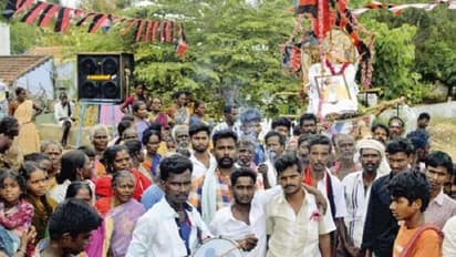 கருணாநிதியின் உருவப்படத்திற்கு பாடை கட்டி, பறை அடித்து, ஒப்பாரி பாடி அஞ்சலி செலுத்திய மதுரை மக்கள்...