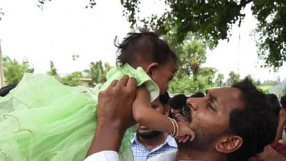 ప్రజా సంకల్ప యాత్రలో పాపను ముద్దాడిన జగన్ (ఫొటోలు)