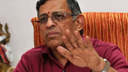 ஓ.பி.எஸை ஆம்பளையா எனக் கேட்பதா..? ஆடிட்டர் குருமூர்த்தி மீது புகார்..!