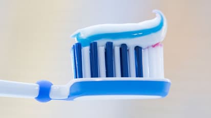  മുഖക്കുരു മാറുന്നതിന് ടൂത്ത് പേസ്റ്റ് ; ഇത് നല്ലതോ ചീത്തയോ?