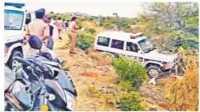 రోడ్డు ప్రమాదానికి గురైన తెలంగాణ పోలీసు వాహనం