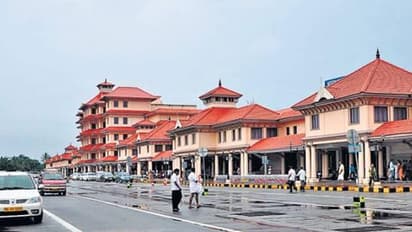 വിമാനത്തിന്റെ എമർജൻസി വാതിൽ തുറക്കാൻ ശ്രമം; രണ്ട് യാത്രക്കാർ അറസ്റ്റിൽ, അബദ്ധം പറ്റിയതെന്ന് വാദം