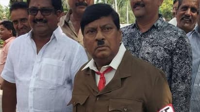 അഡോൾഫ് ഹിറ്റ്ലർ ഇൻ പാർലമെന്റ്; പ്രതിഷേധ വേഷവുമായി ആന്ധ്രാ പ്രദേശ് എംപി