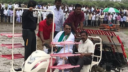 వరి నాటు యంత్రాన్ని నడిపిన తెలంగాణ మంత్రి (వీడియో)