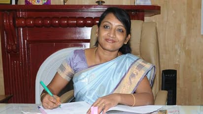 ஜெயலலிதாவின் செல்லப் பொண்ணுக்கு எதிராக அதிரடி ஆர்பாட்டம்... இம்சையை இழுக்குதா இந்து முன்னணி ...!