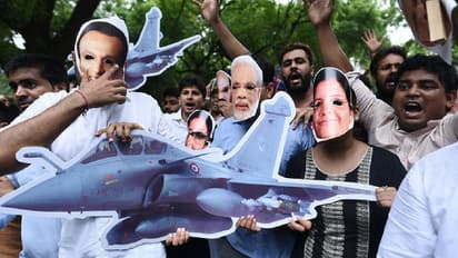 Rafale deal: Sonia Gandhi leads protest outside Parliament, demands probe
