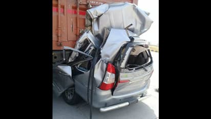 லாரியின் மீது கார் மோதல் - இரத்த வெள்ளத்தில் உயிரிழந்த ஓட்டுநர்; நண்பர்கள் படுகாயம்...