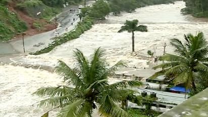 ചെറുതോണി അണക്കെട്ടിന്റെ ഷട്ടറുകള് ഇനിയും ഉയര്ത്തും; പെരിയാറില് പ്രളയം, തീരത്ത് അതീവ ജാഗ്രത