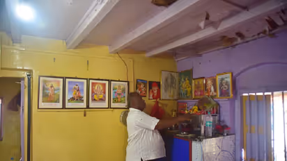 வீட்டில் இறந்தவர்களின் படத்தை இந்த இடத்தில் மாட்டுவது ரொம்ப தப்பு.. எந்த திசையில் வைத்தால் நன்மை பெருகும்? 