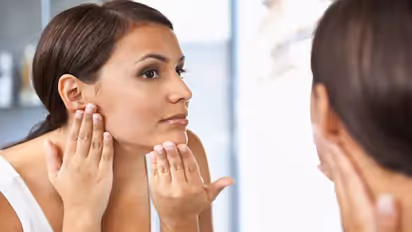 அழகை கெடுக்கும் பொருள்கள்.. தெரியாம கூட முகத்திற்கு போடாதீங்க!