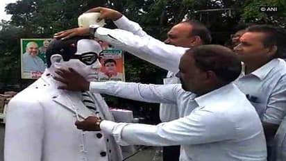 ബിജെപി നേതാക്കൾ മാലയിട്ട അംബേദ്കർ പ്രതിമയെ പാലും ഗംഗാജലവും കൊണ്ട് ശുദ്ധീകരിച്ച് ദളിതർ