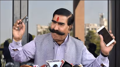 ಹಂದಿ ಮಾಂಸ ತಿನ್ನುತ್ತಿದ್ದ ನೆಹರೂ ಪಂಡಿತ್ ಅಲ್ಲ: 'ಜ್ಞಾನ' ಹಂಚಿದ ಅಹುಜಾ!