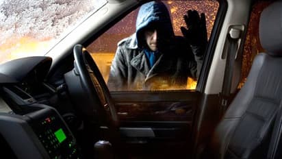 కారు చోరీ చేసి.. నెంబర్ ప్లేట్ మార్చి.. దర్జాగా తిరుగుతూ..