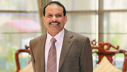 50 വർഷങ്ങൾ, നിരന്തരം യാത്രകൾ, സാക്ഷിയായി 42 പാസ്പോർട്ടുകൾ, ഗോൾഡൻ ജൂബിലി ആഘോഷത്തിൽ എം എ യൂസഫലി