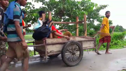 Assam: Pregnant woman taken to hospital on handcart;  poor roads blocked ambulance