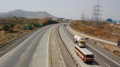 రోడ్డు దాటుతుండగా ప్రమాదం... వ్యక్తి మీద నుంచి 60వాహనాలు...