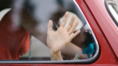 కారులో ముద్దుపెట్టుకున్న ప్రేమికులు.. అరెస్ట్