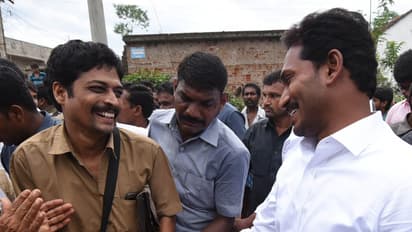 ప్రజా సంకల్ప యాత్రలో జగన్ సెల్ఫీలు (ఫొటోలు)