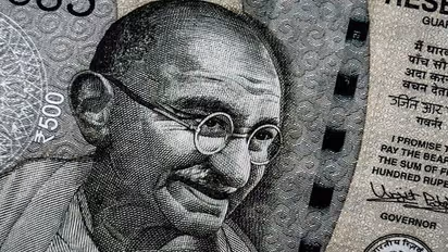 തളര്ച്ചയില് നിന്ന് തിരിച്ചുകയറി രൂപ