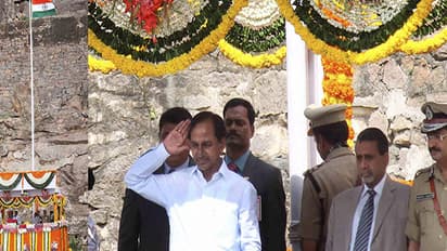 గోల్కొండ కోటలో జాతీయ జెండా ఎగరేసిన కేసీఆర్