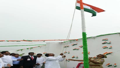 పార్టీ కార్యాలయాల్లో స్వాతంత్ర్యదినోత్సవ వేడుకలు