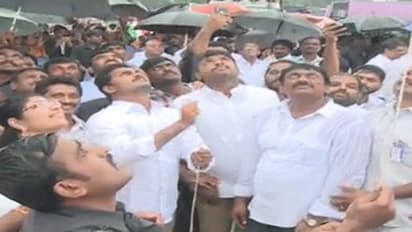 విశాఖలో జాతీయ జెండాను ఆవిష్కరించిన వైఎస్ జగన్