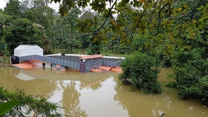 പത്തനംതിട്ടയിൽ വീടുകളിലെ ടെറസ്സിൽ കുടുങ്ങിയവർ നിരവധി