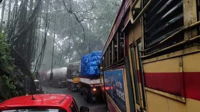 పిక్చర్స్: కేరళలో వరద బీభత్సం