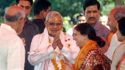 వాజ్పేయ్: బీజేపీ ఏర్పాటులో కీలక పాత్ర, మూడు దఫాలు ప్రధానిగా