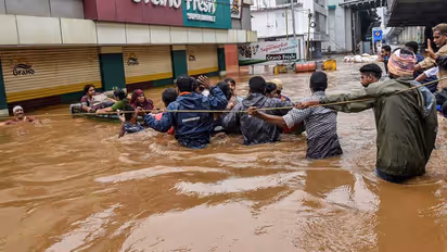 கேரளாவில் “ கிளவுட் பர்ஸ்ட்” … 13 மாவட்டங்களுக்கு ரெட் அலர்ட் !! அணைகளில் திற்நது விடப்படும் கட்டுக்கடங்காத வெள்ளம் !! உச்சகட்ட எச்சரிக்கை !!