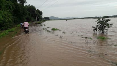 కర్నూలు జిల్లాలో కల్లివంక వాగులో కొట్టుకుపోయిన కారు.. ఒకరు సురక్షితం... 