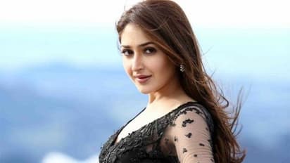 ரவுடி பேபிக்கு செம்ம குத்தாட்டம் ஆட்டம் போட்ட ஆர்யா மனைவி சாயிஷா! வைரலாகும் வீடியோ!