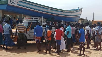 'അവർക്ക് നമ്മളുണ്ട്'; ഓഖിയെ മറികടന്ന കടൽ മക്കൾ വള്ളങ്ങളുമായി കരയിലേക്ക്