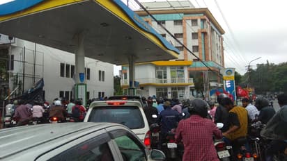 ‘ಶೀಘ್ರದಲ್ಲೇ ಪೆಟ್ರೋಲ್ ಬೆಲೆ ಗ್ಯಾರಂಟೀ 100 ರೂ. ಆಗತ್ತೆ’!