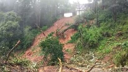 টানা বৃষ্টির জের, ধ্বসে বন্ধ পাহাড়ের পথ, সংযোগহীন সিকিম-কালিম্পং