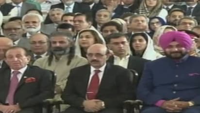 ఇమ్రాన్ ప్రమాణస్వీకారం.. సిద్ధు ఎక్కడ కూర్చున్నాడంటే...