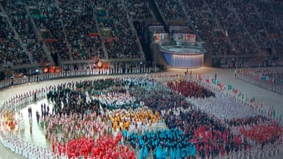 అట్టహాసంగా ప్రారంభమైన ఏషియన్ గేమ్స్... త్రివర్ణ పతాకధారిగా నీరజ్ చోప్రా