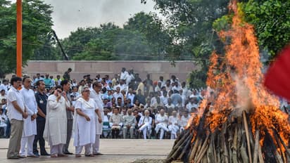 షాక్: వాజ్పేయ్ అంత్యక్రియలకు ఉగ్రవాది సోదరుడు, ఎవరో తెలుసా?