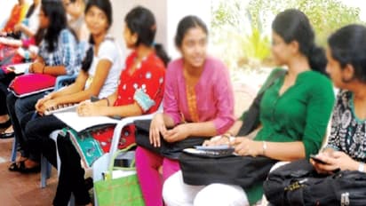 ವಿದ್ಯಾರ್ಥಿಗಳು ಬಂದರೂ ಕಲಿಸಲು ಉಪನ್ಯಾಸಕರಿಲ್ಲ..!