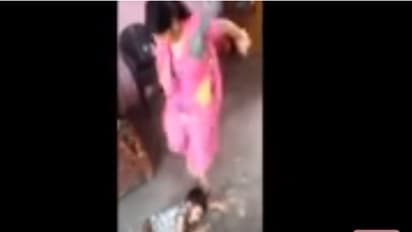 అమానుషం...బిడ్డను గొడ్డులా బాదుతున్న తల్లి