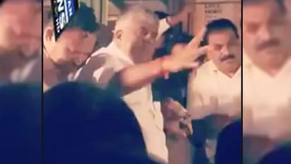 వరదలు: ఆ మంత్రి చేసిన పనికి షాక్, దుమ్మెత్తిపోసిన నెటిజన్లు